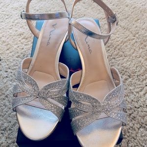 Women’s Touch Of Vienna Silver Dress Shoes - Size 7